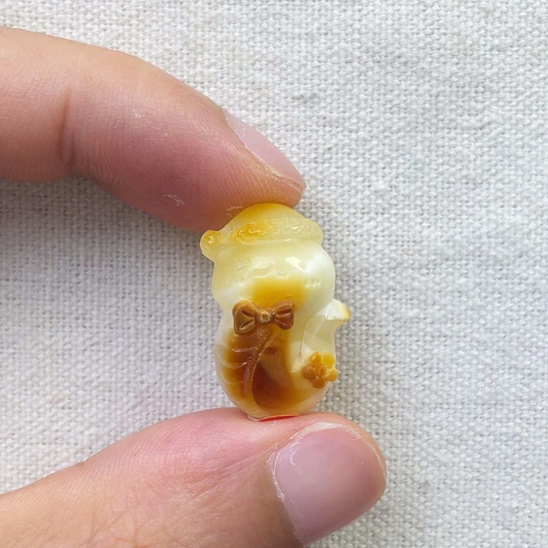 裸石琥珀未镶嵌小蛇