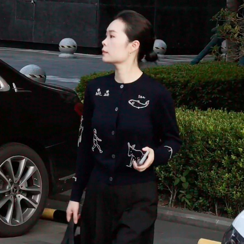 高级感减龄圆领单排扣针织开衫女款早秋休闲长袖卡通图案设计上衣