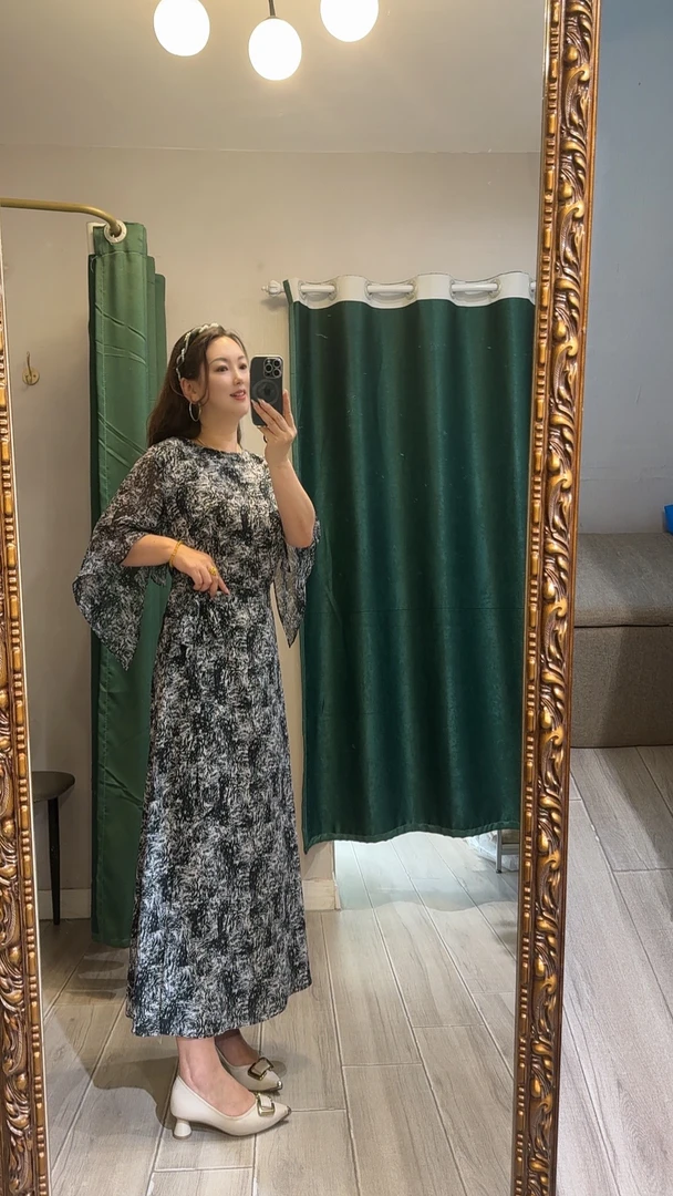 2025  轻奢轻薄飘逸显瘦长款连衣裙