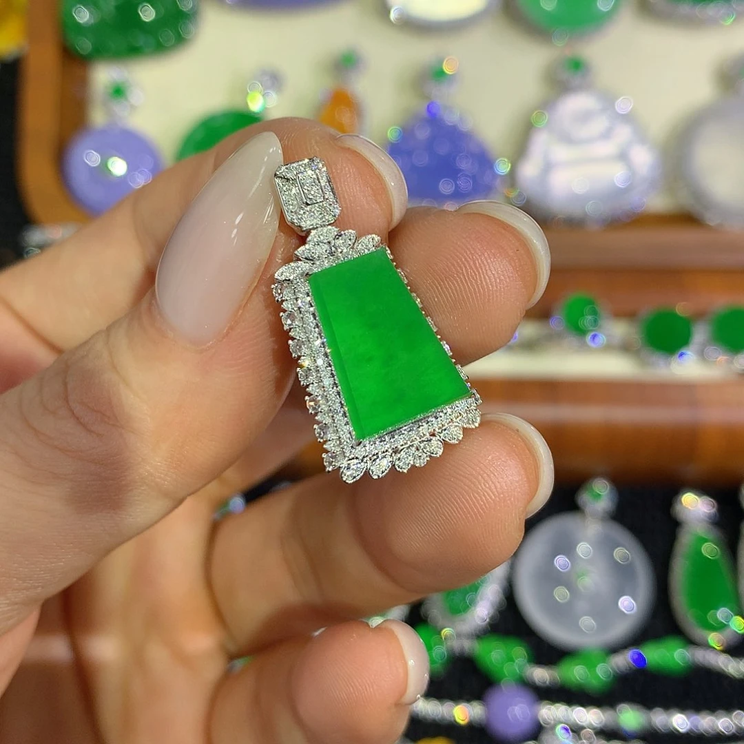 翡翠18K金镶嵌颈饰无事牌