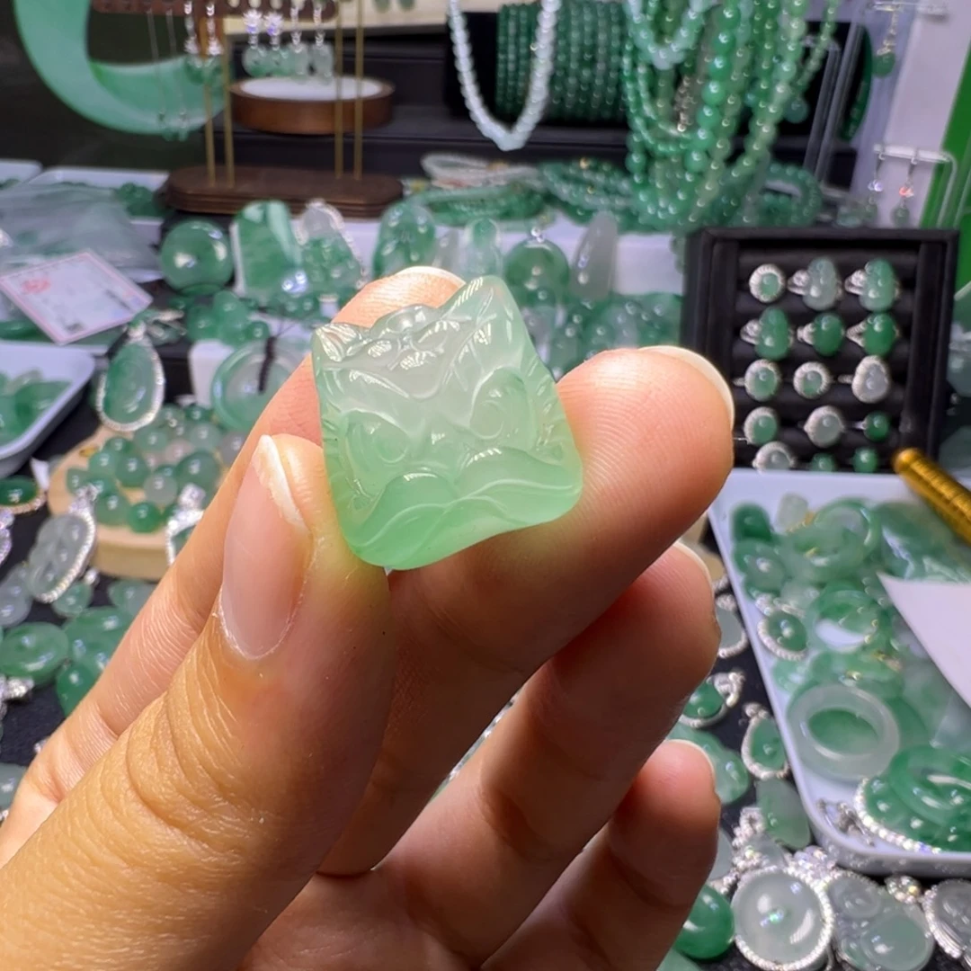 石英质玉（非洲翠）未镶嵌颈饰