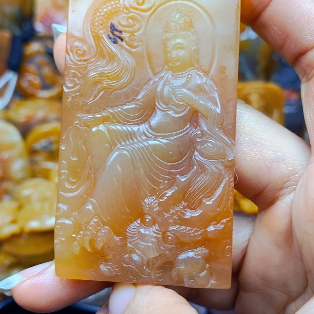 未镶嵌石英质玉（黄龙玉）颈饰