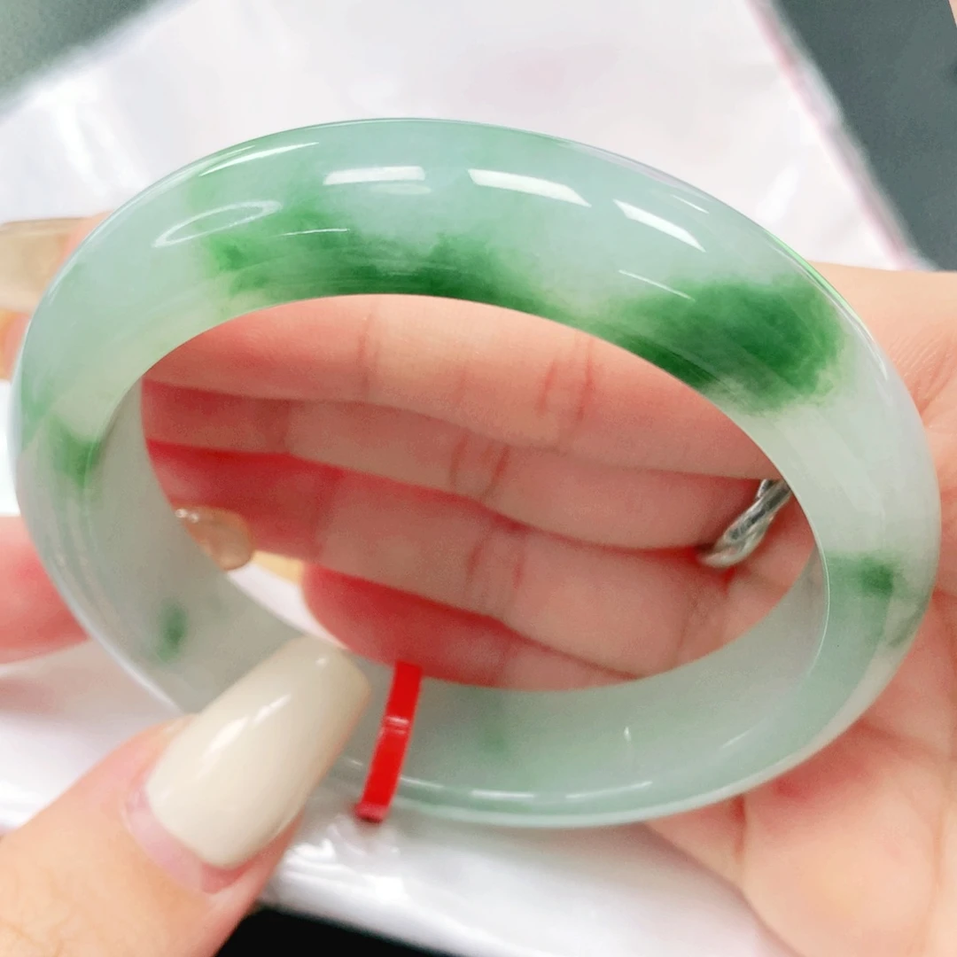 翡翠手镯未镶嵌53。