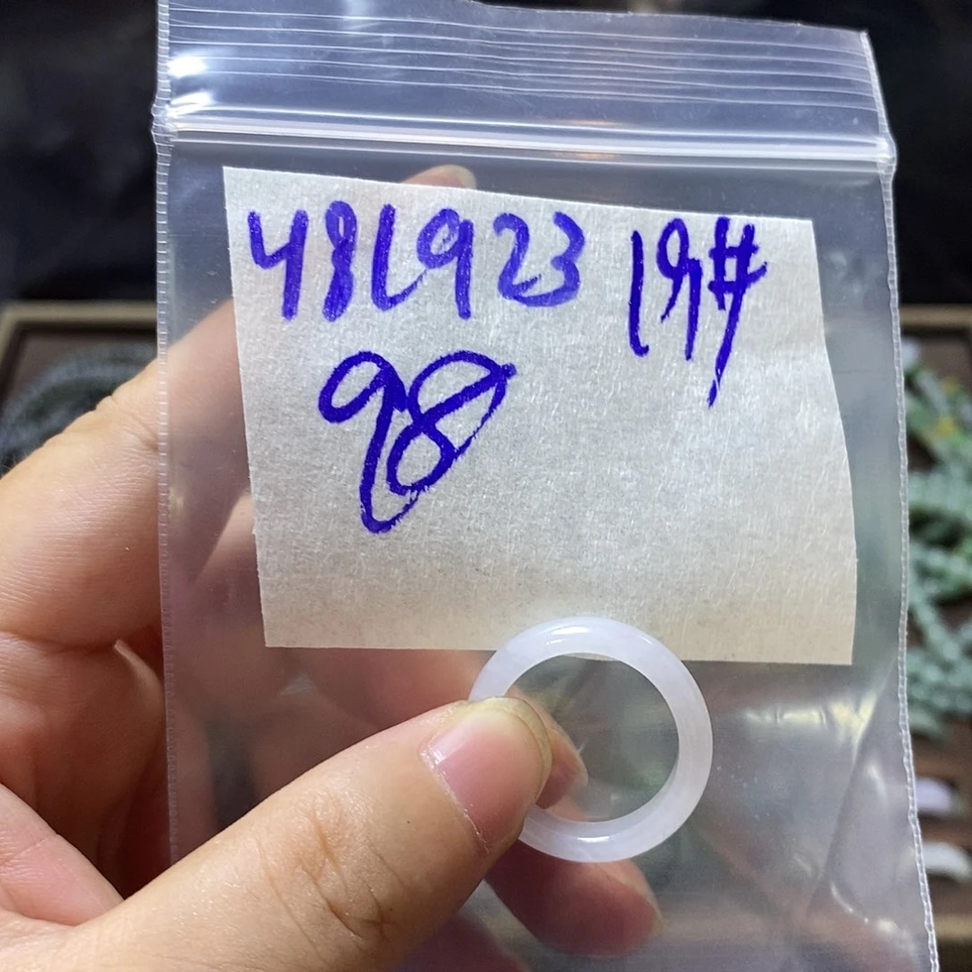 未镶嵌定制翡翠人**物
