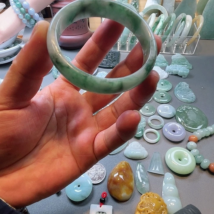 翡翠手镯未镶嵌翡翠飘花手镯 有裂慎拍