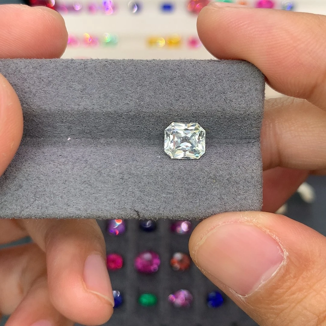 彩色蓝宝石裸石1.9克拉吉尔德大证白色蓝宝石