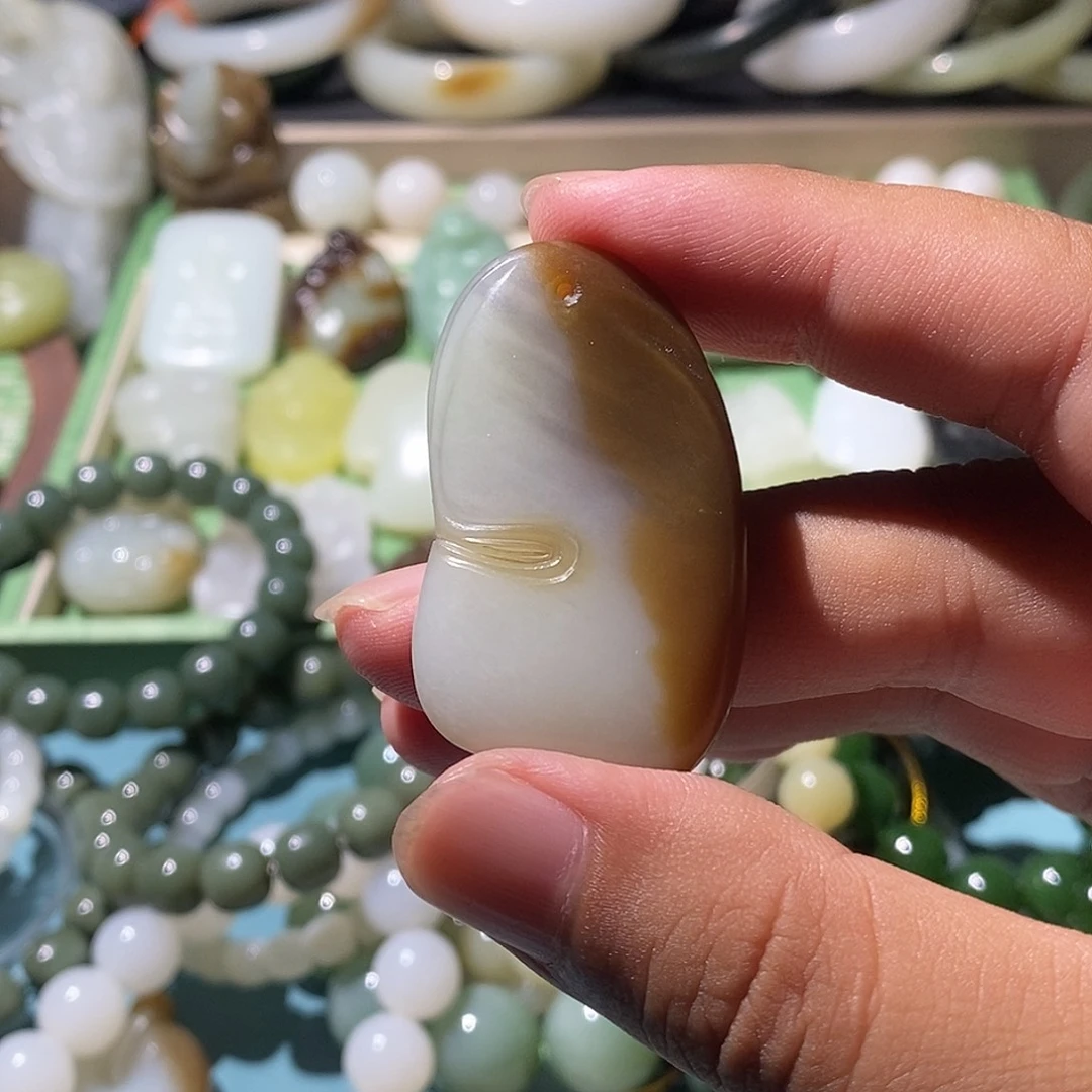 文***生和田玉未镶嵌颈饰