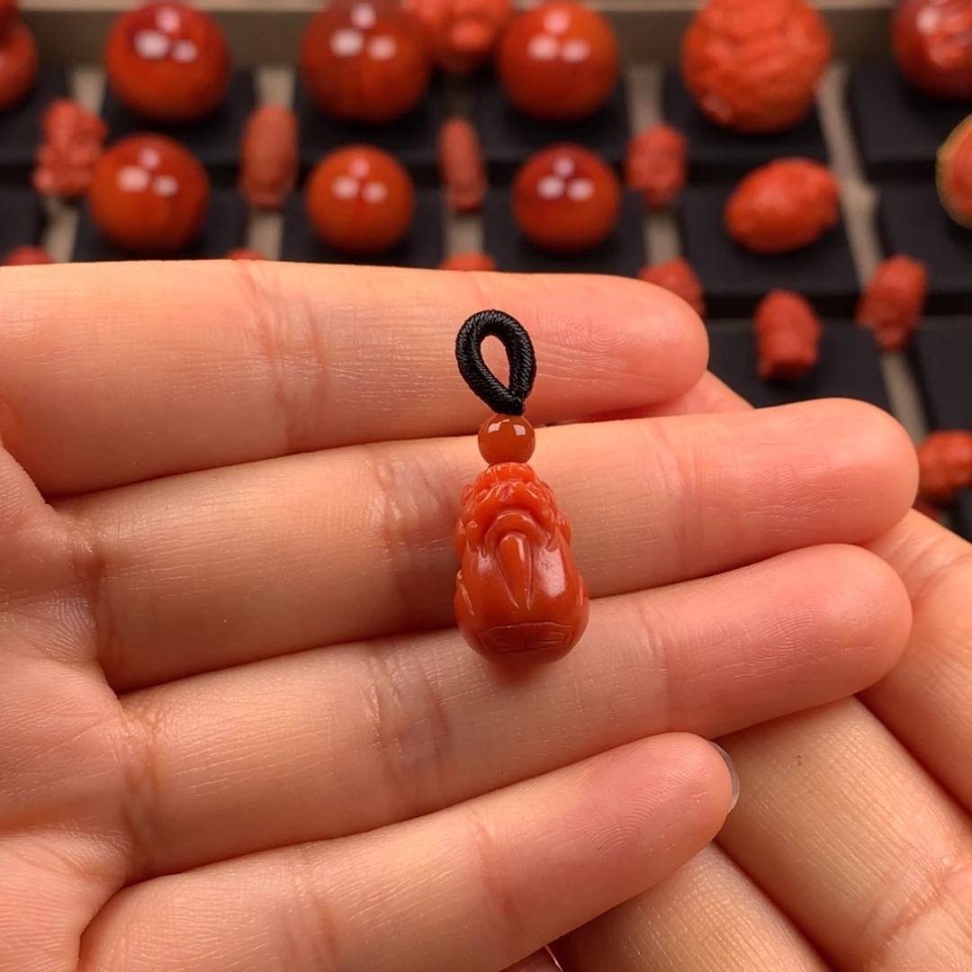 南红玛瑙貔犰侧挂10.8MM未镶嵌