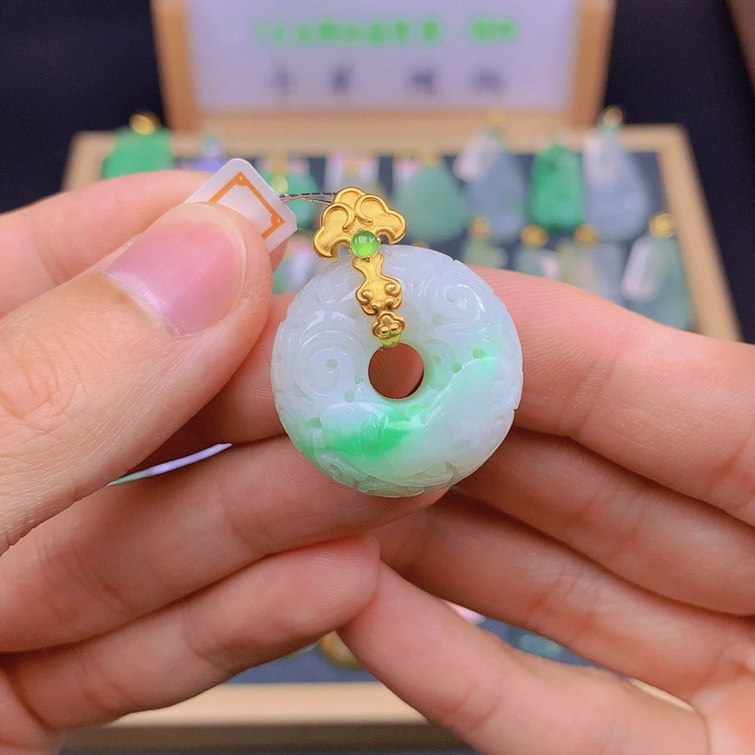 翡翠18K金镶嵌颈饰翡翠