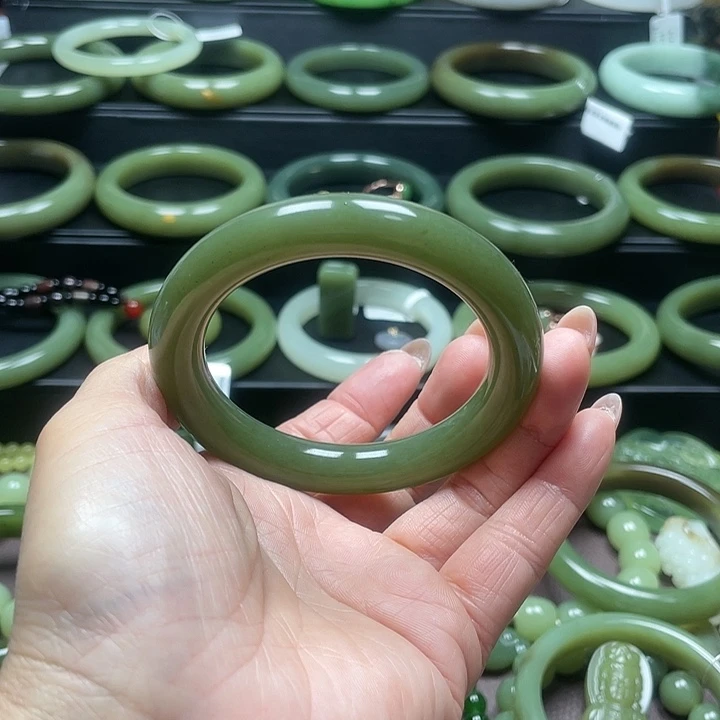 和田玉未镶嵌手镯