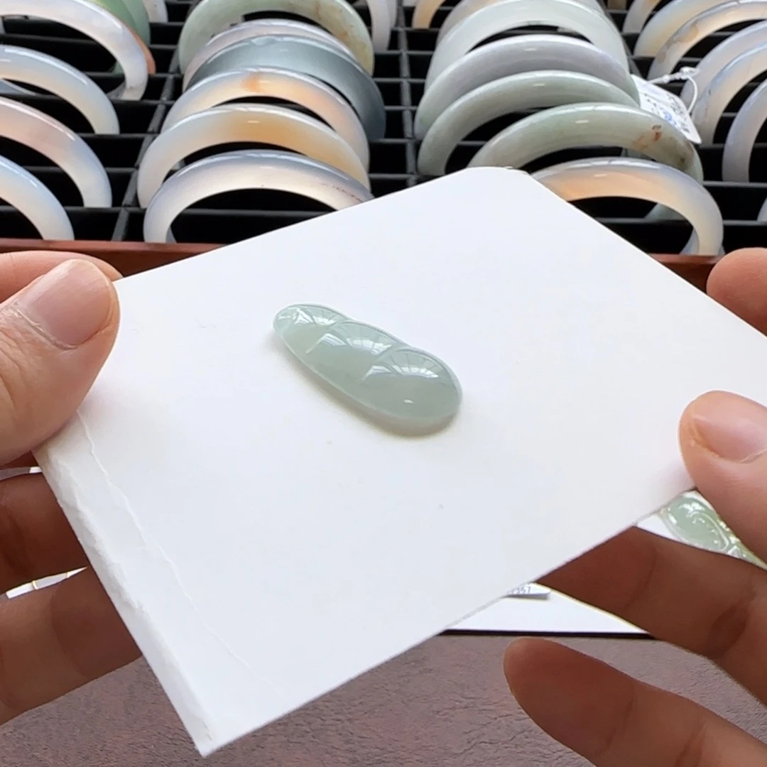 翡翠未镶嵌颈饰豆子