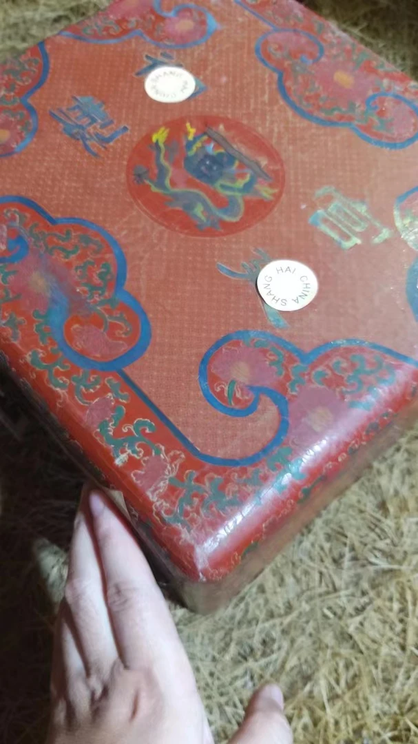【闪购商品】精美祥云红龙箱子