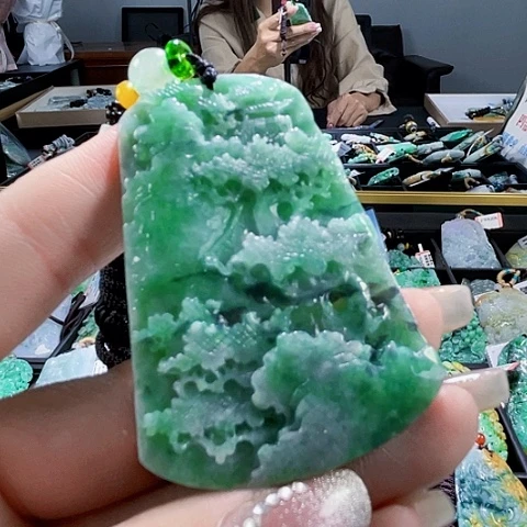 翡翠未镶嵌颈饰一个