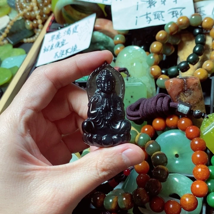 蛇纹石玉颈饰未镶嵌