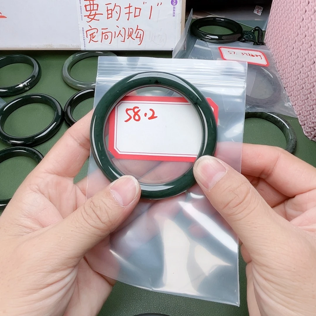 往***烟未镶嵌手镯和田玉
