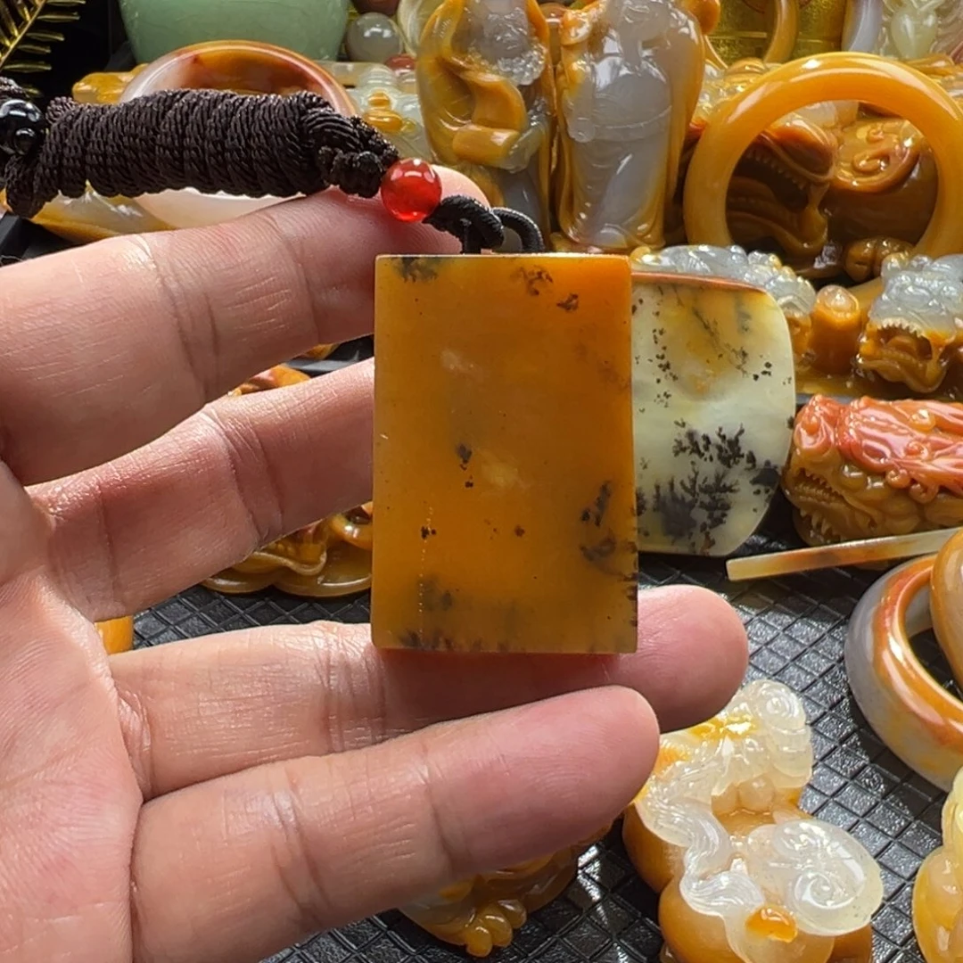 石英质玉未镶嵌颈饰
