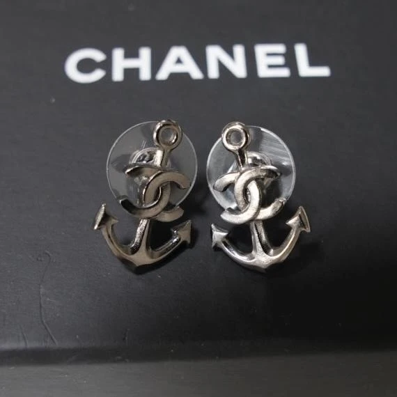 Chanel枪色船锚耳钉