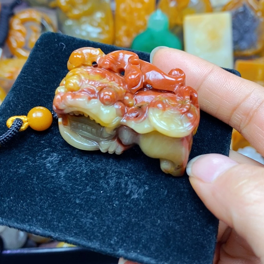 未镶嵌石英质玉（黄龙玉）颈饰