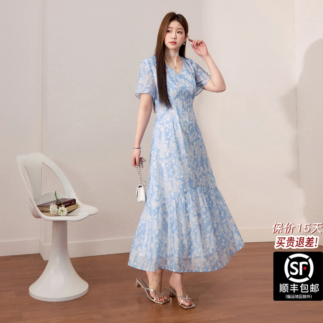 蓝语大码女装度假风v领蓝色碎花连衣裙2025夏季显瘦漂亮a字裙