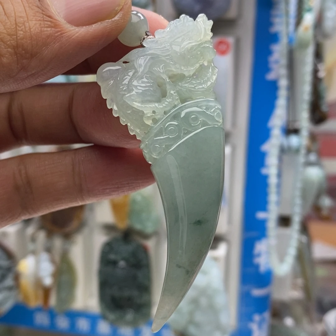 翡翠颈饰未镶嵌牙