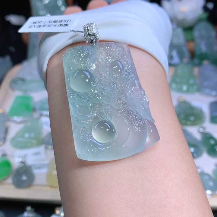 翡翠18K金镶嵌颈饰龙牌