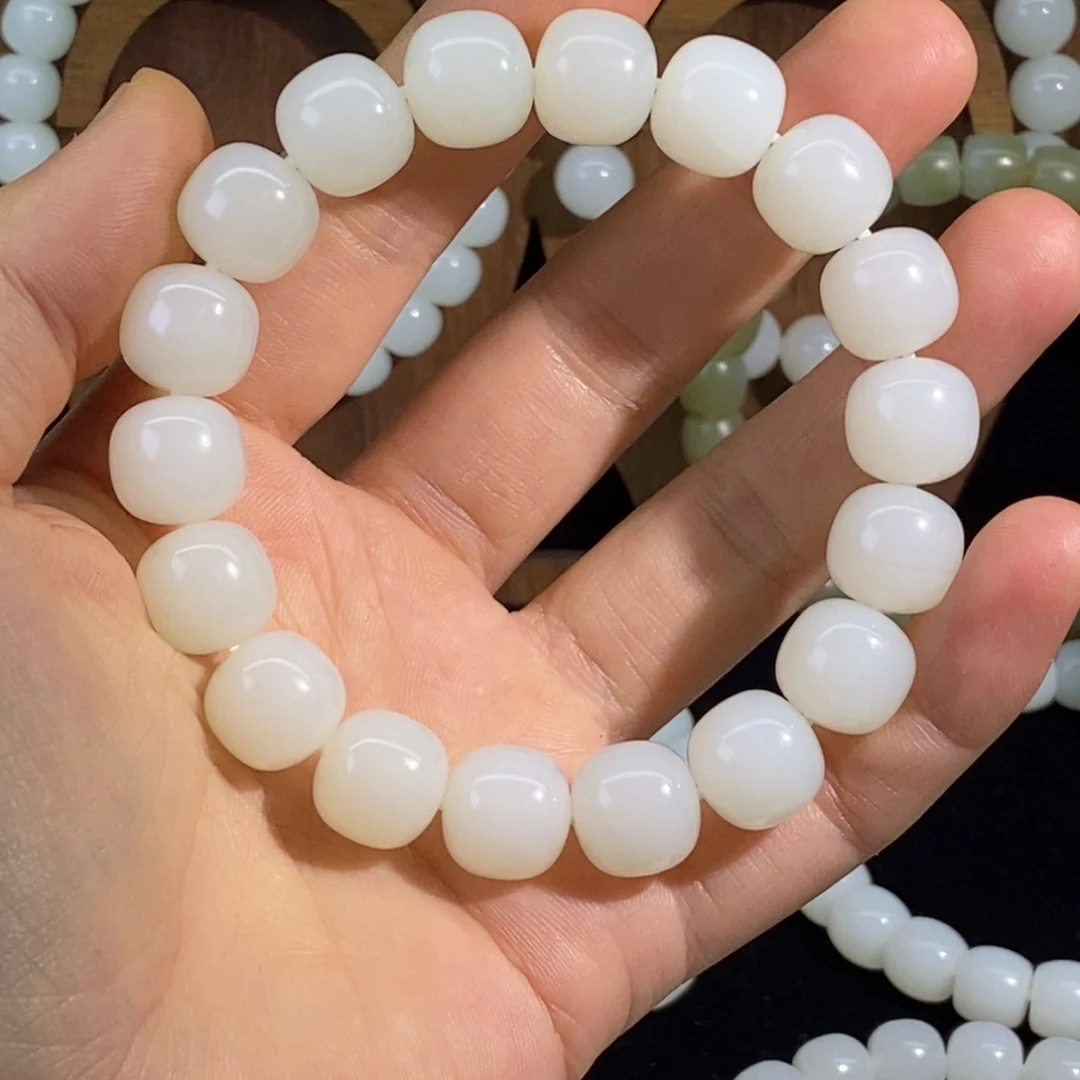 手串未镶嵌和田玉11*12老型，个别珠带很淡水线