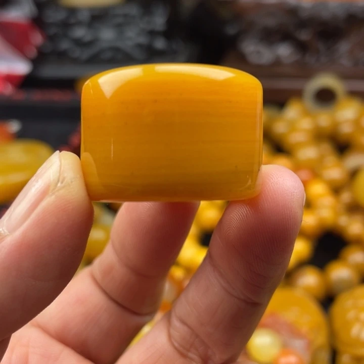 未镶嵌石英质玉（黄龙玉）颈饰