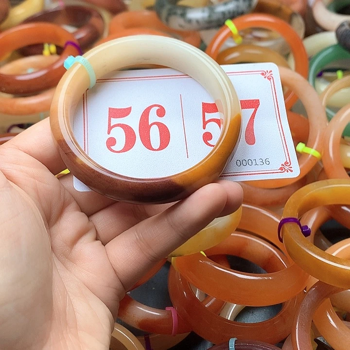 未镶嵌石英质玉（黄龙玉）手镯?
