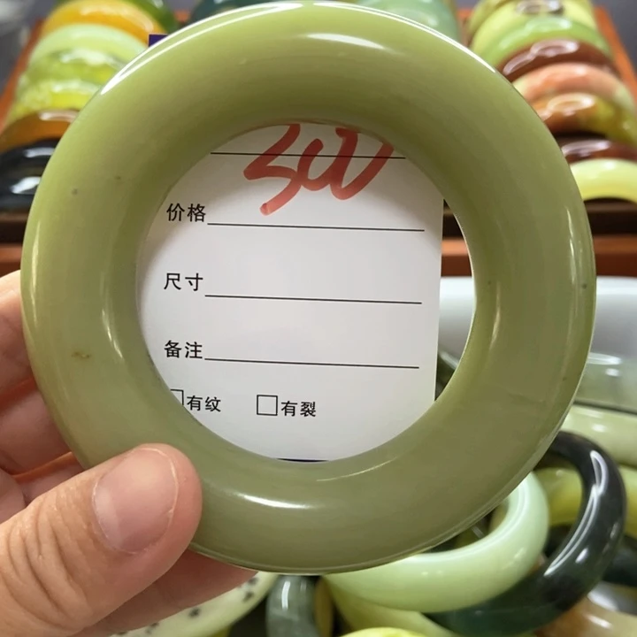拿***子未镶嵌蛇纹石玉手镯