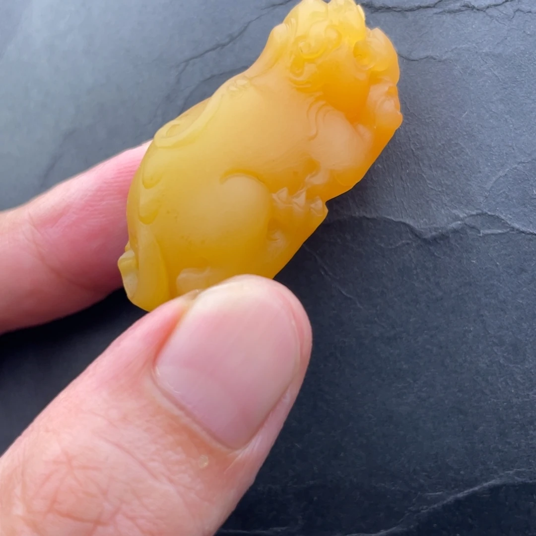 快***福未镶嵌黄蜡石挂件石英质玉