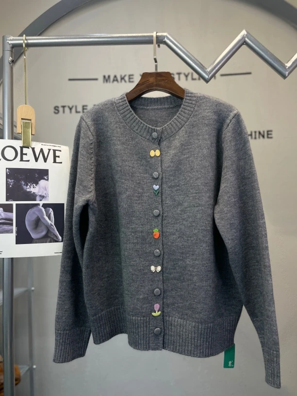 君家彩色贴绣开衫毛衣