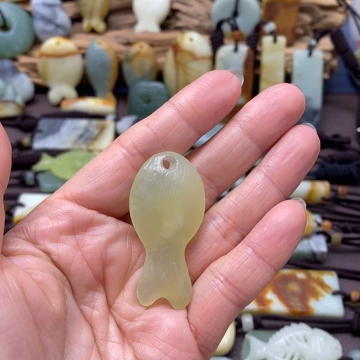 蛇纹石玉未镶嵌颈饰