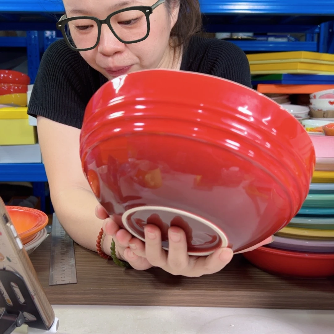 陶瓷红色的大汤碗