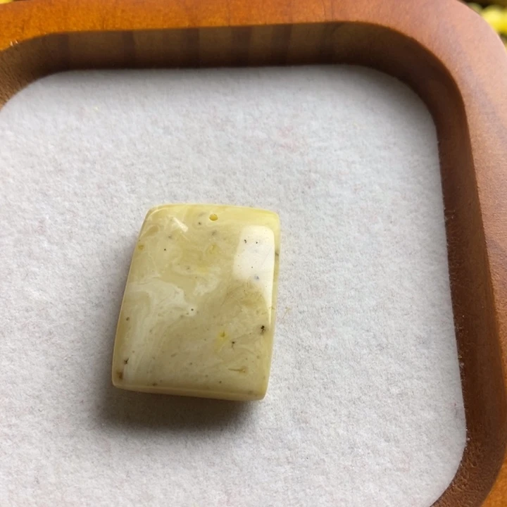 蜜蜡裸石未镶嵌风**春瑕疵，4.2g