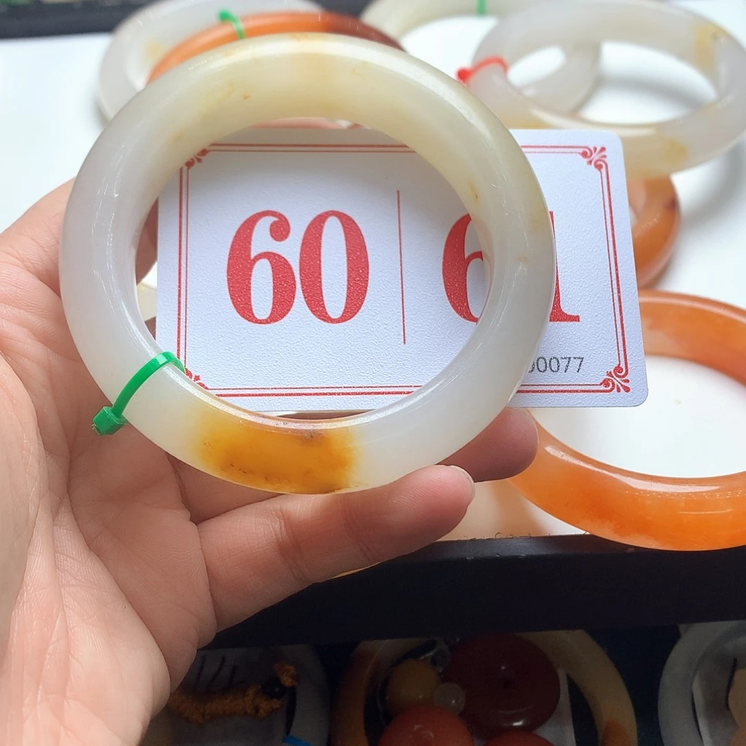 未镶嵌石英质玉（黄龙玉）手镯远***山