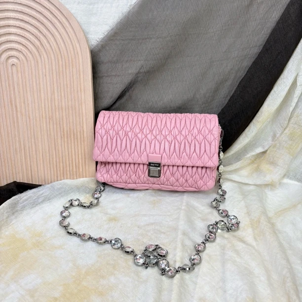 95新 MIU MIU/缪缪 粉色褶皱宝石链斜挎包