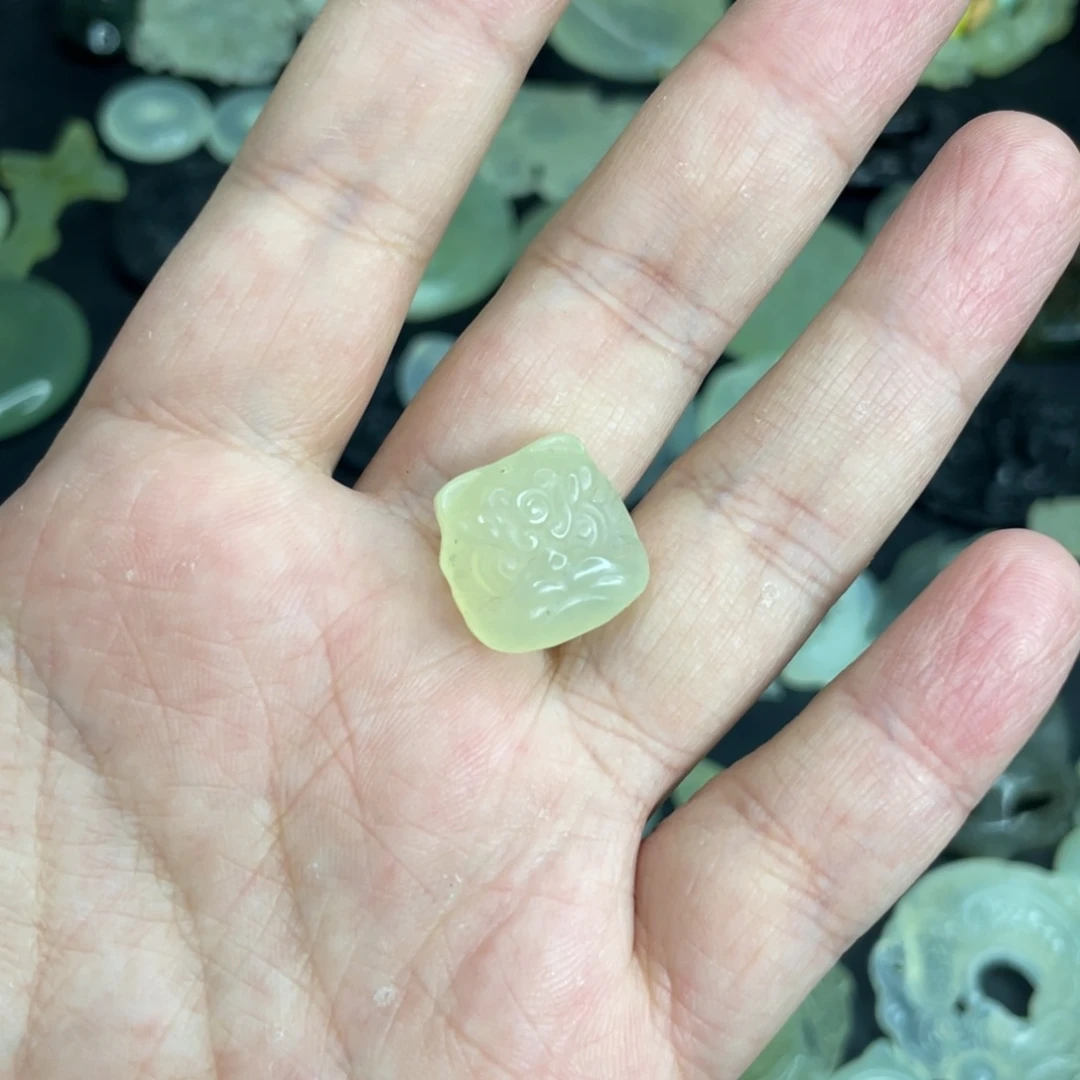 岫玉未镶嵌颈饰醒狮