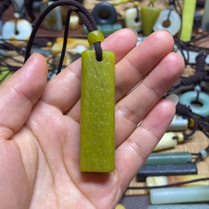 蛇纹石玉挂件未镶嵌山**属