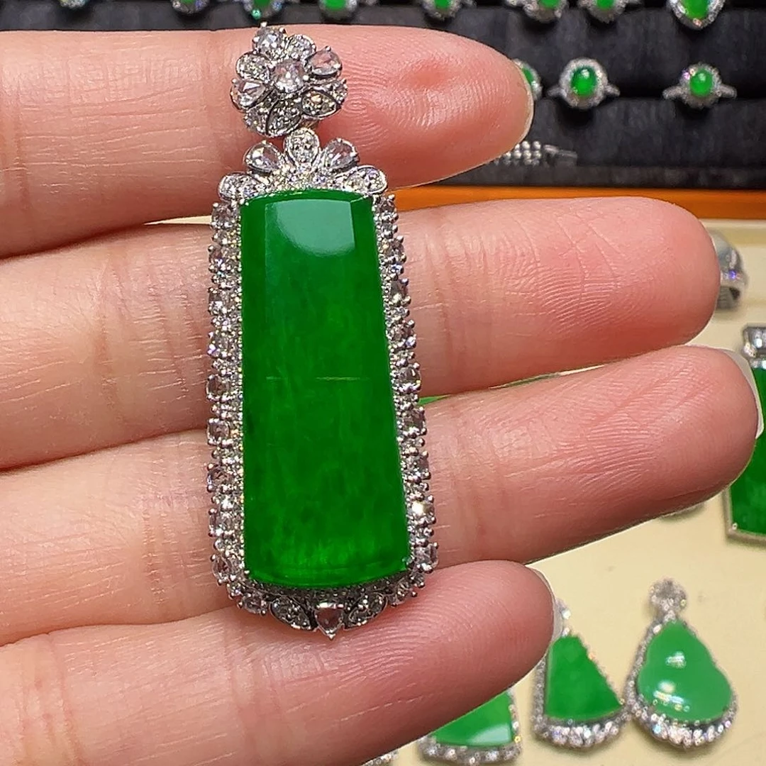 翡翠颈饰18K金镶嵌吊坠