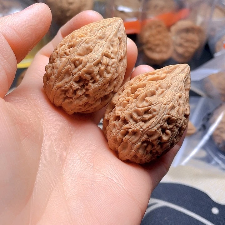 文玩核桃吊坠坐佛一对