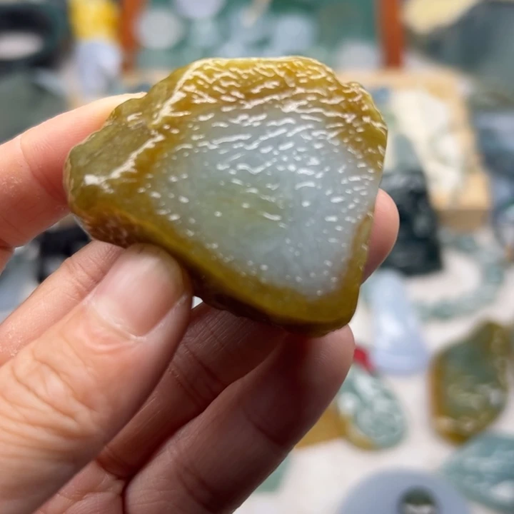 翡翠颈饰未镶嵌毛料