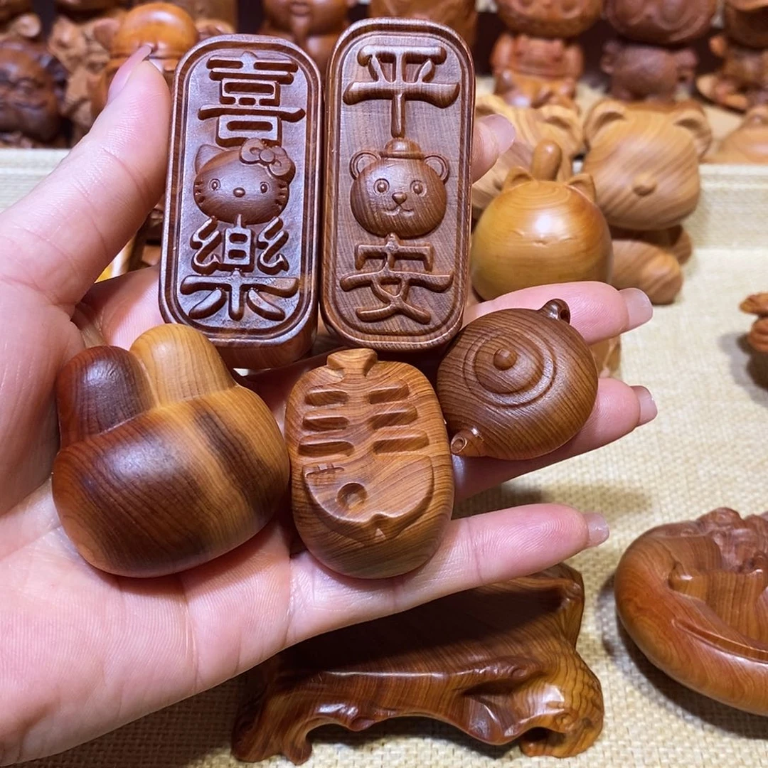 木陈****音崖柏手把件，共5个