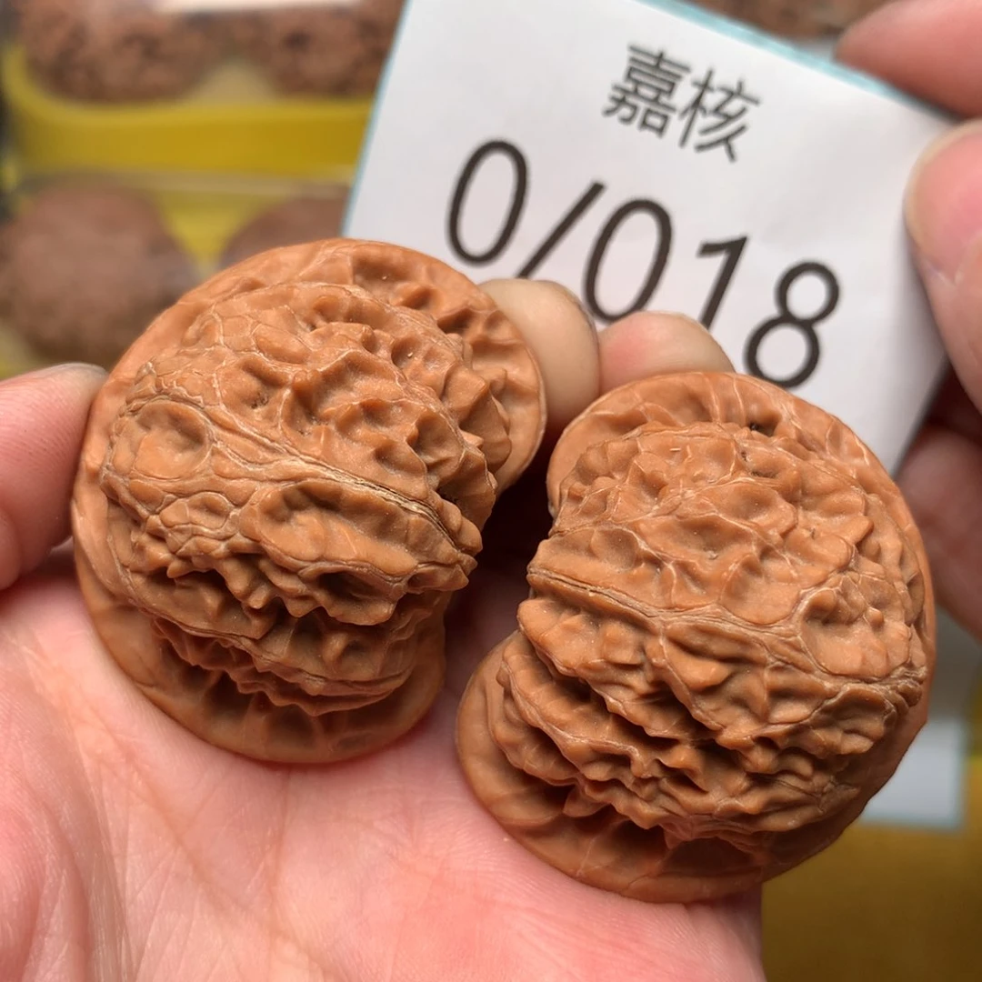 文玩核桃把件红皮肉灯40