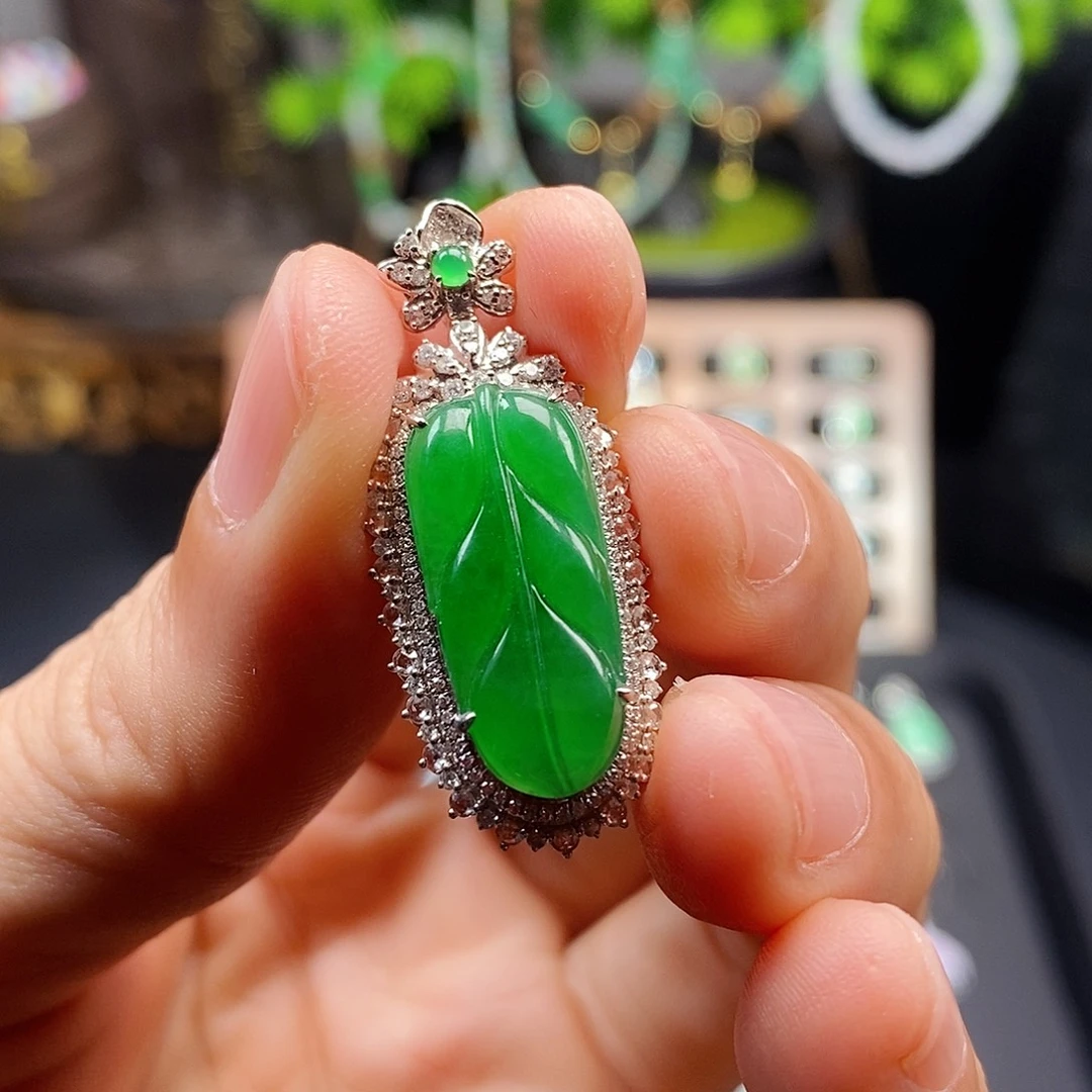 y***q翡翠18K金镶嵌颈饰叶子