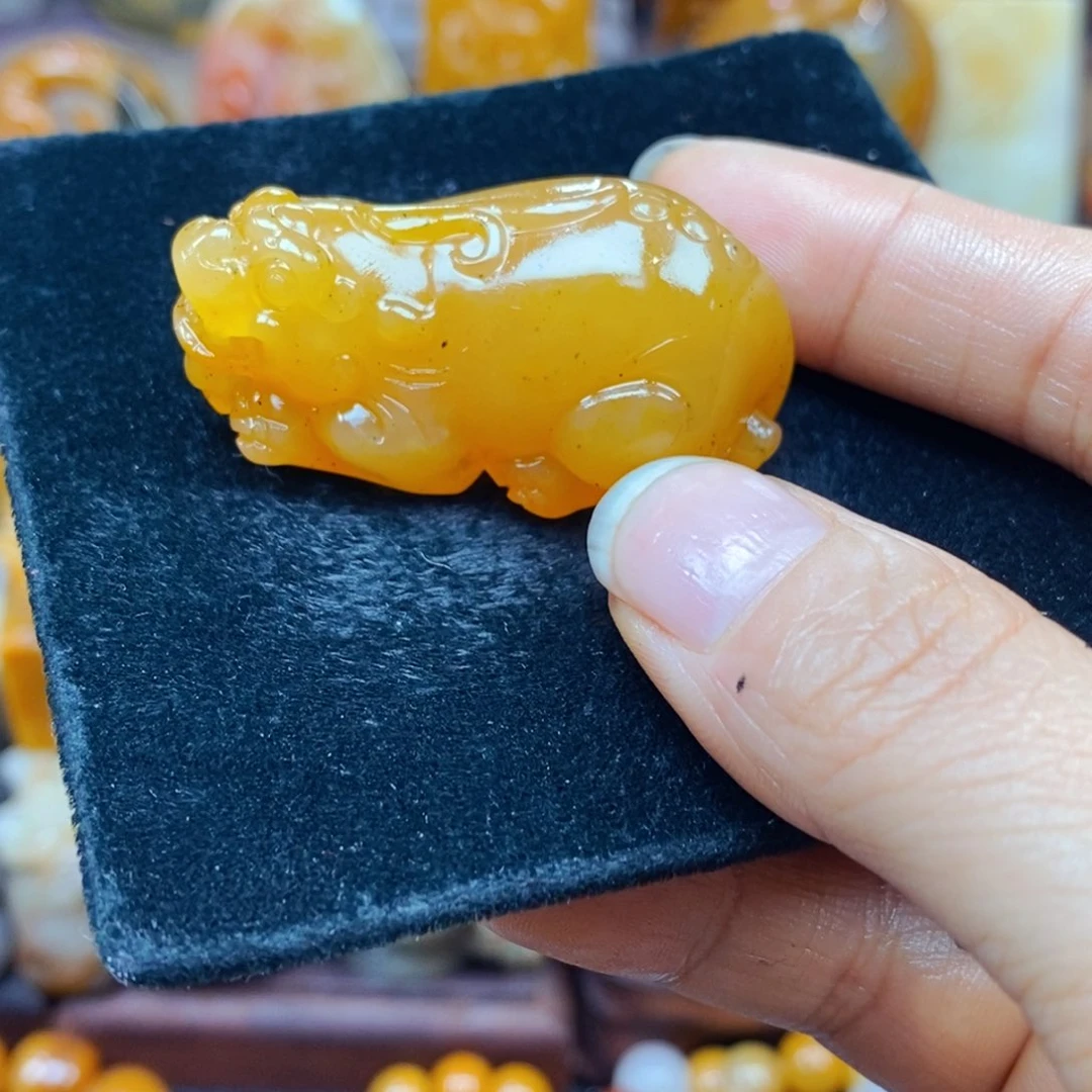 未镶嵌石英质玉（黄龙玉）颈饰
