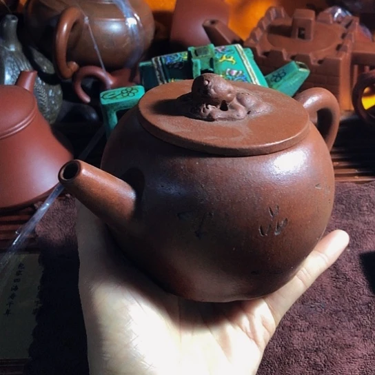 紫砂茶壶原矿泥料手工制作的紫砂壶。
