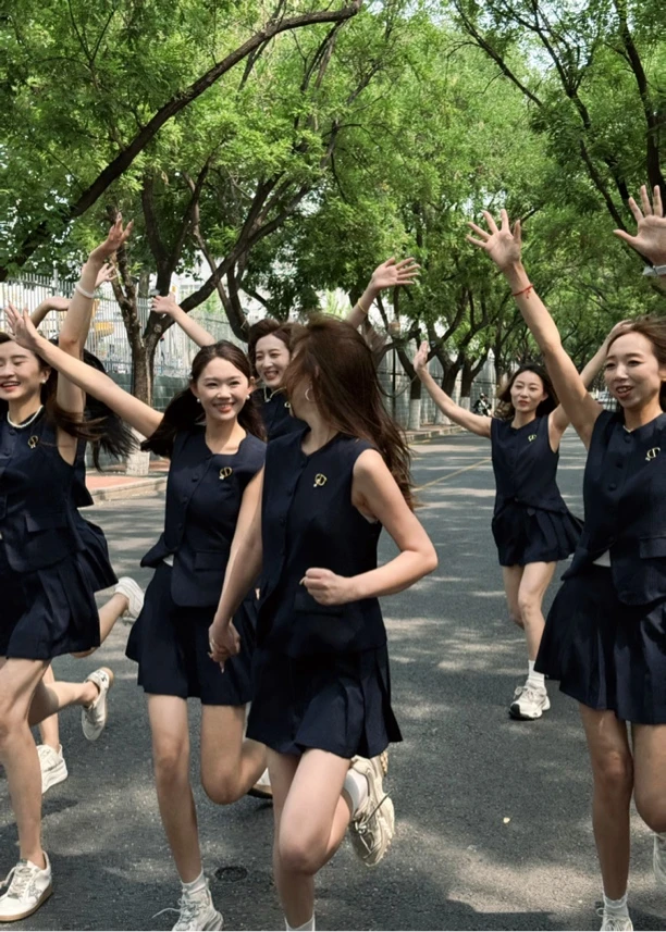 洛俪金夏季减龄学院风无袖马甲搭配百褶裙套装