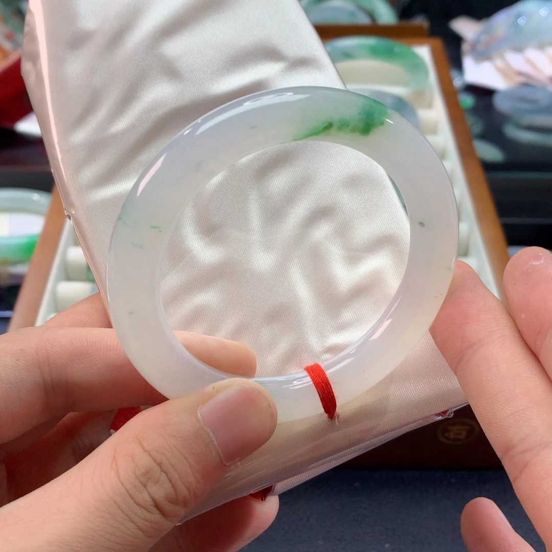 未镶嵌手镯翡翠雪白地