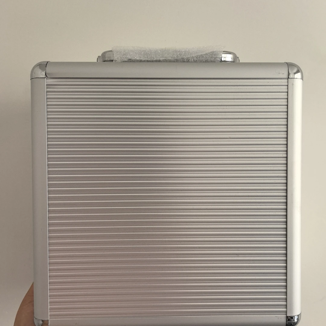 方形高档铝框银色工具箱（尺寸210*210*150mm）