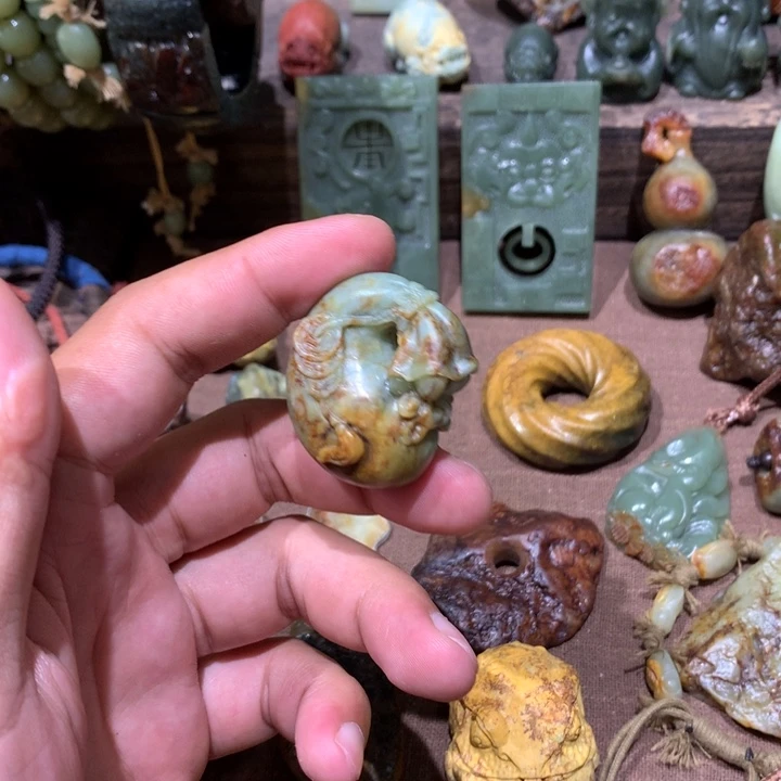 未镶嵌岫岩河磨玉（透闪石质玉）把件